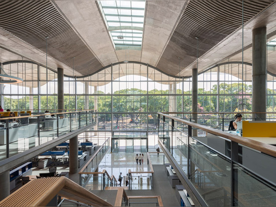 Fördern Sie + die Partnerpaare, die Beton mit Glas für neues Buenos- AiresRathaus kurven