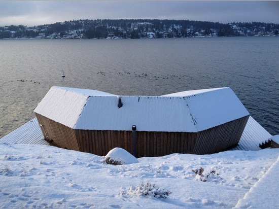 Kiefer-plattierte Sauna durch Murman Arkitekter sitzt auf dem Stockholm-Archipel