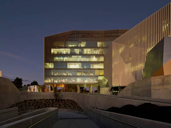 Holz Bagot fügt erhöhten goldenen Aufsatz Melbournes Deakin Universität hinzu