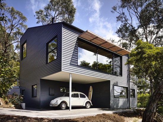 Lorne Hügel-Haus ist ein Ruhestandwohnsitz, der unter Bäumen auf Australiens Küstenlinie errichtet wird