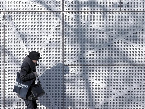 OFIS Arhitekti verursacht Rasterfeld der Kreuze auf der Fassade des Landhaus-Gewirr-Umschlags