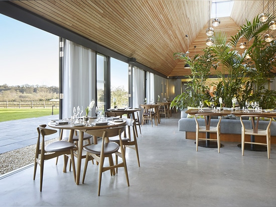 Softroom wandelt Thatcheddach Pub in zeitgenössische Gaststätte und Kochenschule um