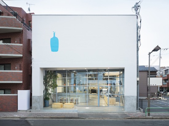 Schema-Architekten setzt Kaffeestube und roastery in ein Tokyo-Lager ein