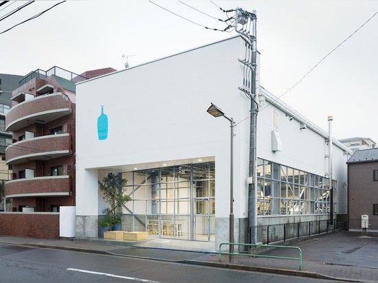 Schema-Architekten setzt Kaffeestube und roastery in ein Tokyo-Lager ein