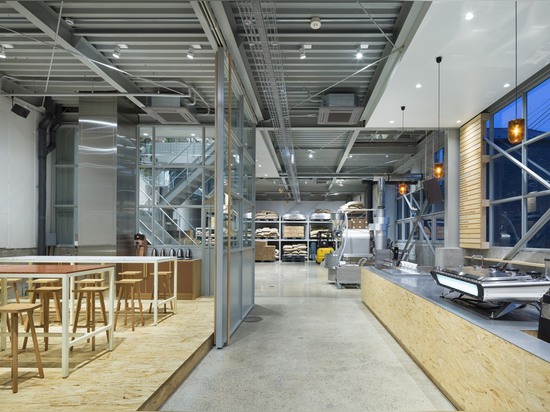 Schema-Architekten setzt Kaffeestube und roastery in ein Tokyo-Lager ein