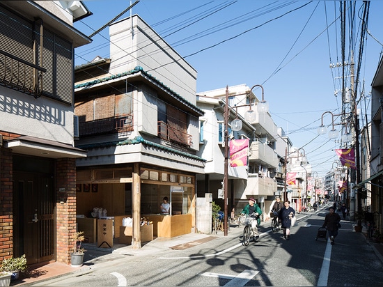 Tokyo-Reisgeschäft durch Schemata Architects wird mit boxy Furnierholzbefestigungen gefüllt