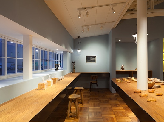 Altes timber-framed Haus umgewandelt in eine Bäckerei von Movedesign