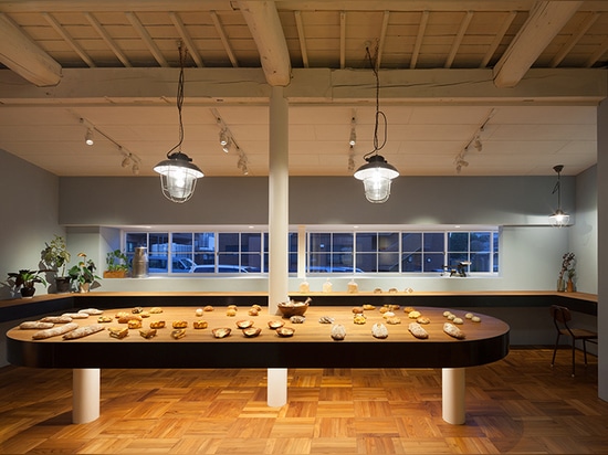 Altes timber-framed Haus umgewandelt in eine Bäckerei von Movedesign