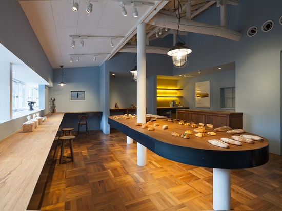 Altes timber-framed Haus umgewandelt in eine Bäckerei von Movedesign