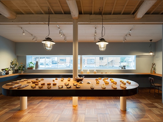 Altes timber-framed Haus umgewandelt in eine Bäckerei von Movedesign