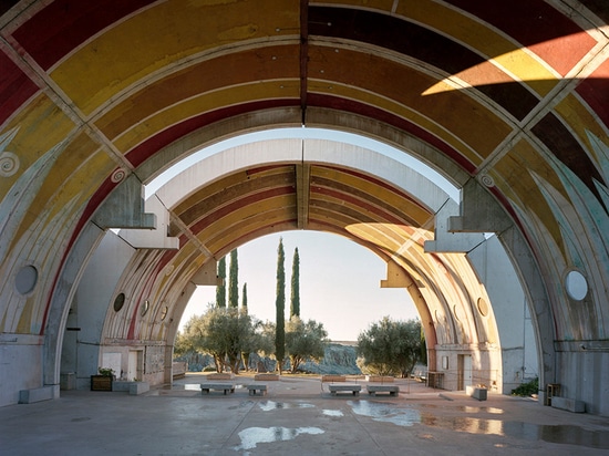 die Gewölbebogen in der Mitte von arcosanti werden von den dünnen konkreten Platten gemacht, die auf Standort geworfen werden