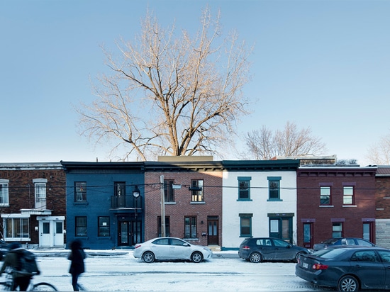 das Familienhaus ist in einer Vorstadtnachbarschaft von Montreal