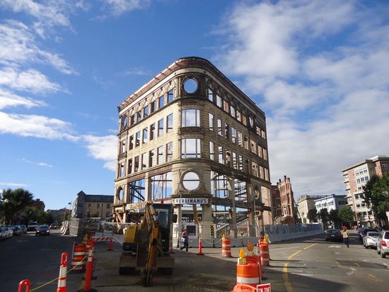 Das façade dieses alten Speichers wurde in das städtische Gebäude Bruce-C. Bolling enthalten