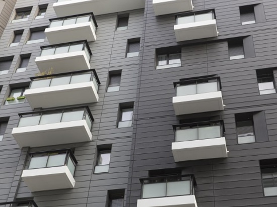 „ATYPIK-“ WOHNBLOCK IN ISSY LES MOULINEAUX AUF DEN STADTRÄNDEN VON PARIS