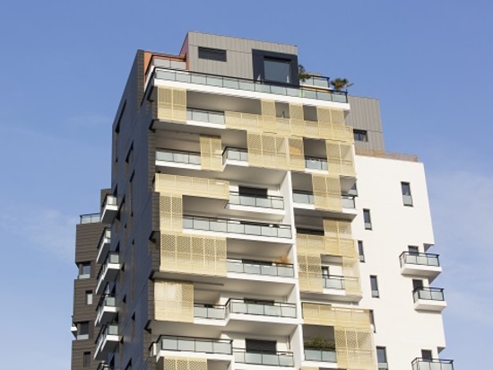 „ATYPIK-“ WOHNBLOCK IN ISSY LES MOULINEAUX AUF DEN STADTRÄNDEN VON PARIS