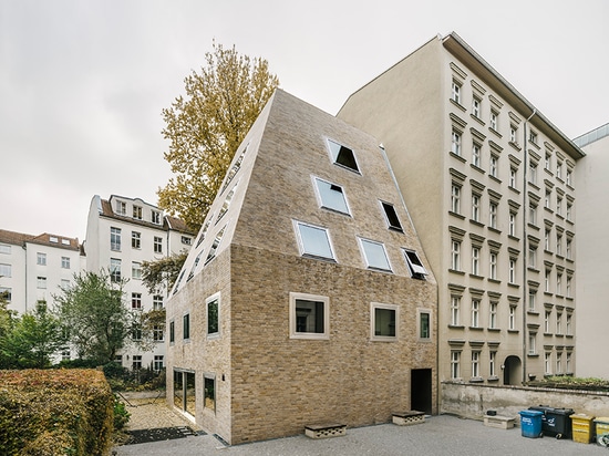 barkow leibinger errichtet einen Pyramidenziegelsteinwohnsitz in einem Berlin-Hof