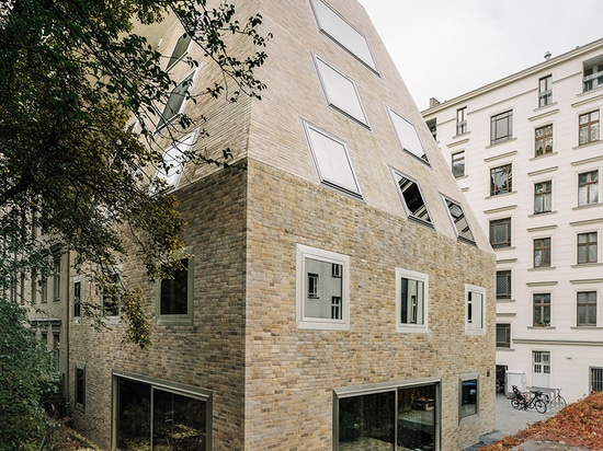 barkow leibinger errichtet einen Pyramidenziegelsteinwohnsitz in einem Berlin-Hof