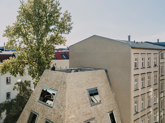 barkow leibinger errichtet einen Pyramidenziegelsteinwohnsitz in einem Berlin-Hof