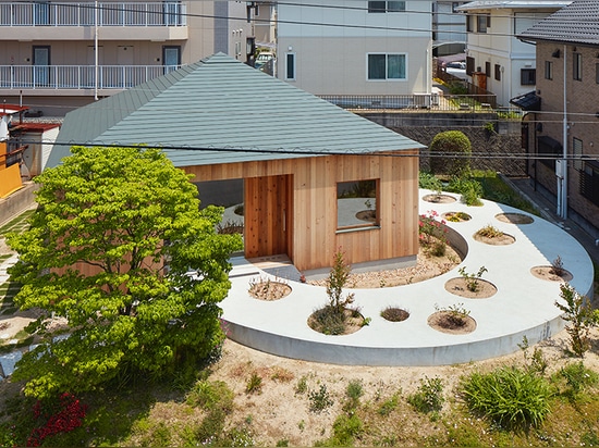 fujiwaramuro Architekten entwirft ein Haus in Hiroshima mit einer gepflanzten Kreisbahn