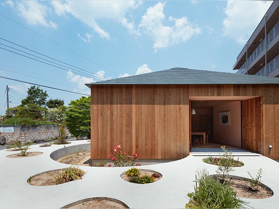 fujiwaramuro Architekten entwirft ein Haus in Hiroshima mit einer gepflanzten Kreisbahn