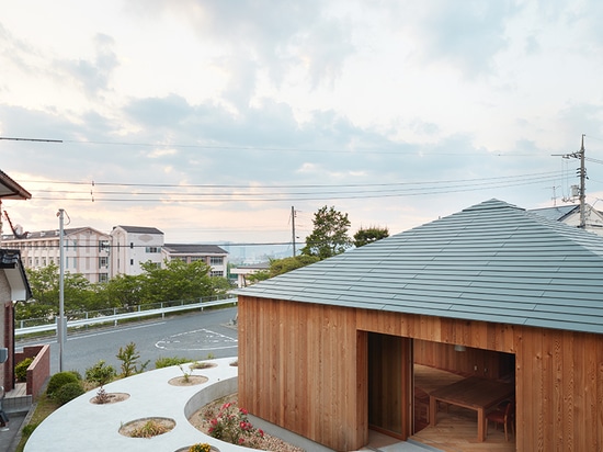 fujiwaramuro Architekten entwirft ein Haus in Hiroshima mit einer gepflanzten Kreisbahn