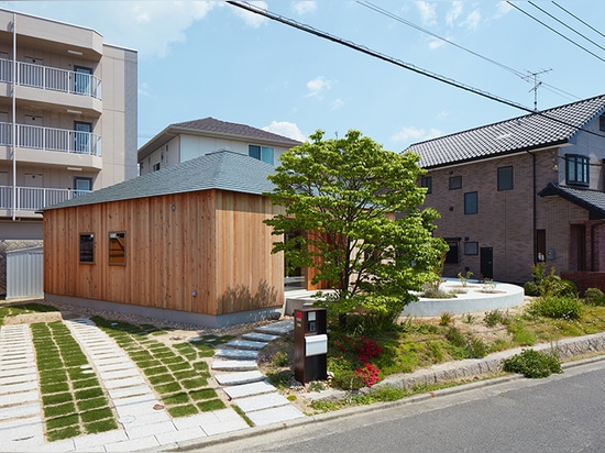 fujiwaramuro Architekten entwirft ein Haus in Hiroshima mit einer gepflanzten Kreisbahn