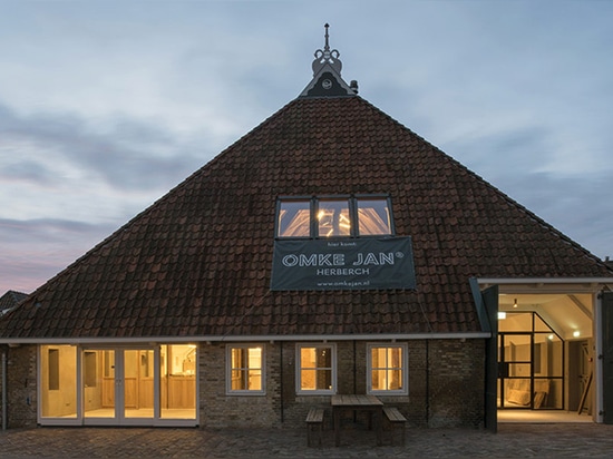 Niederländisches Bauernhaus erneuert als vibrierender treffender Raum mit einem Walmdach