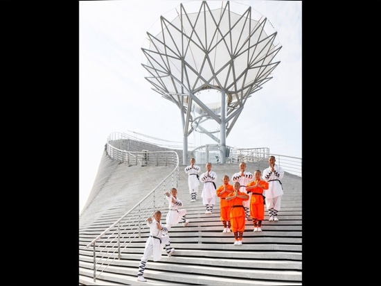 Riesiger Windkanal lässt Shaolin-Mönche beim Kämpfen fliegen in China