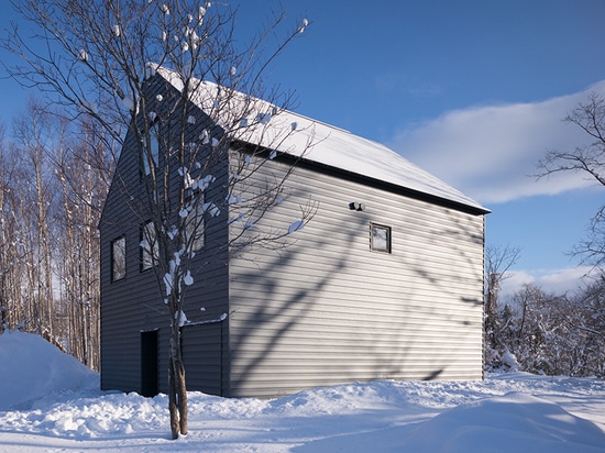 K-Haus durch florian busch Architekten ist ein zeitgenössisches Winterchalet in Hokkaido