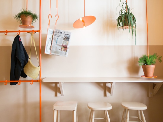 overtreders W hängt orange Schiene über hangop Holländer café