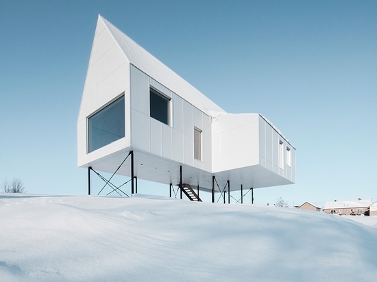 delordinaire erhöht hohes Haus über schneebedeckter Landschaft in Quebec