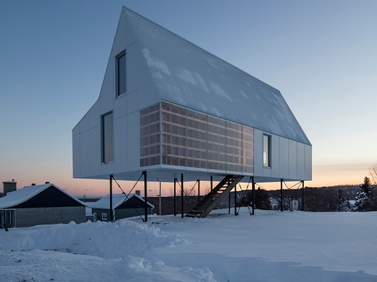 delordinaire erhöht hohes Haus über schneebedeckter Landschaft in Quebec