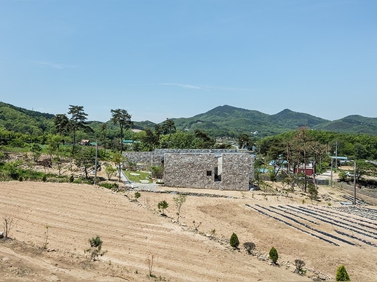 OBBA baut Steinhaus für ältere Paare in der koreanischen Landschaft auf