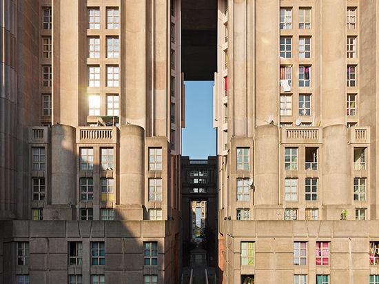 der monumentale postmodern Gebäudekomplex Ausflugricardo-bofills nahe Paris