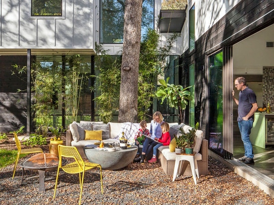 Dieses L-förmige Haus in Texas Opens Up For Indoor/Unterhaltung in der im Freien