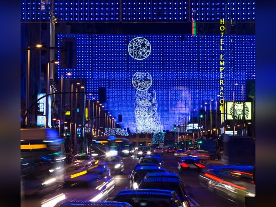 Madrid bringt Mond-themenorientierte Weihnachtslichter an