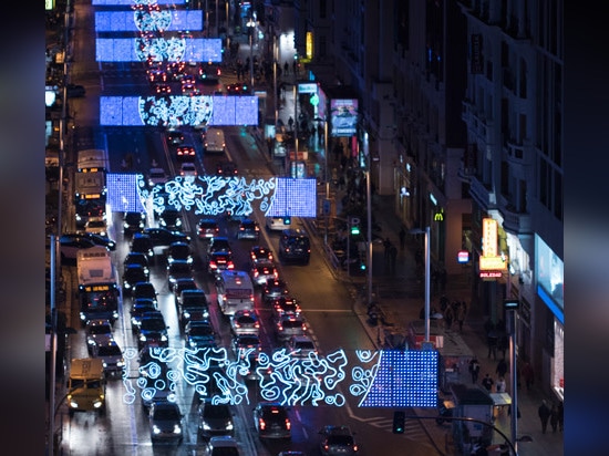 Madrid bringt Mond-themenorientierte Weihnachtslichter an