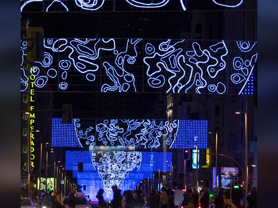 Madrid bringt Mond-themenorientierte Weihnachtslichter an