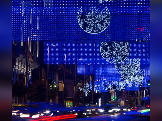 Madrid bringt Mond-themenorientierte Weihnachtslichter an