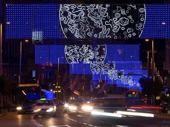 Madrid bringt Mond-themenorientierte Weihnachtslichter an