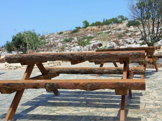 Gruppen Bänke und Tabelle machten im Holz in Malta