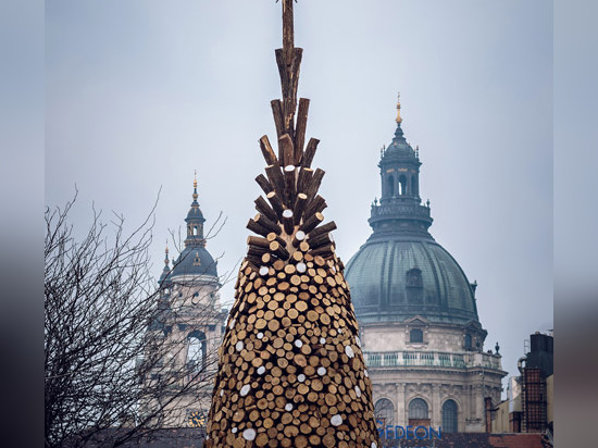 Hallo errichtet Holz Budapest-Weihnachtsbaum von 5000 Stücken Brennholz