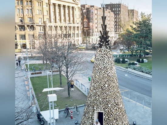 Hallo errichtet Holz Budapest-Weihnachtsbaum von 5000 Stücken Brennholz