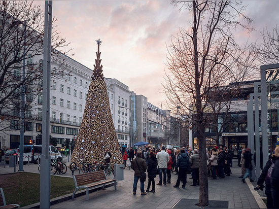 Hallo errichtet Holz Budapest-Weihnachtsbaum von 5000 Stücken Brennholz