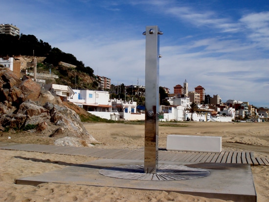 Duschen und Fußwäsche installiert in den Montgat-Strand