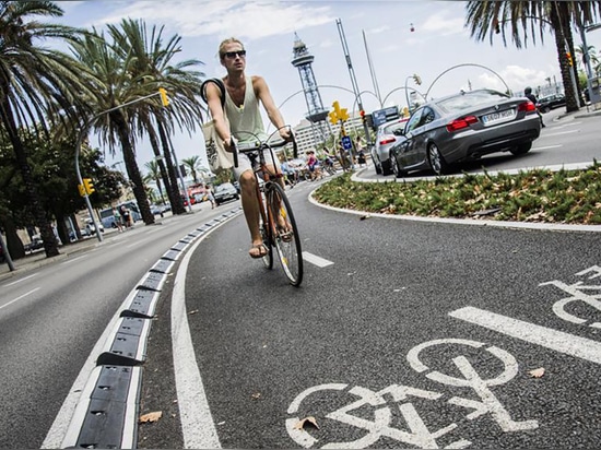 MOMPE-Gummizyklus-Wegtrennzeichen installiert in Barcelona