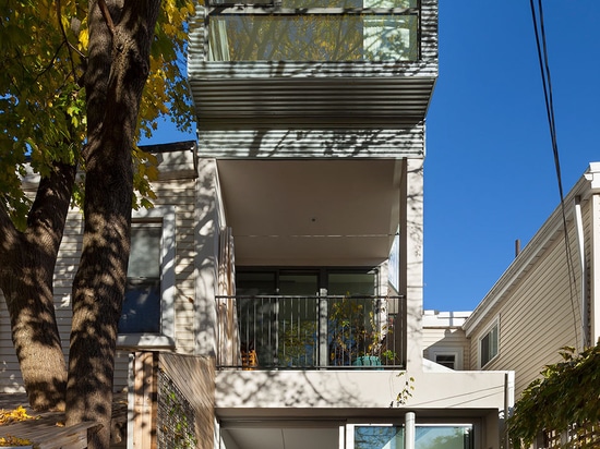 aleph-bau fügt Aluminium-gekleidete Dachspitzenstruktur Toronto-rowhouse des 19. Jahrhunderts hinzu