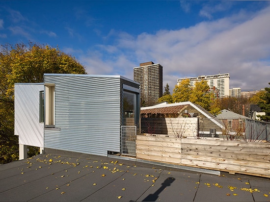 aleph-bau fügt Aluminium-gekleidete Dachspitzenstruktur Toronto-rowhouse des 19. Jahrhunderts hinzu