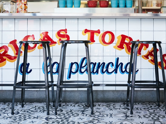 Sandwichgeschäft in Toronto durch +tongtong ahmt mexikanische streetfood Stände nach