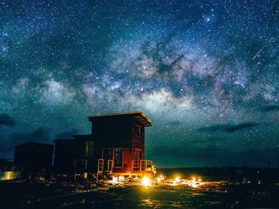 Aktivste Vulkan der Welt der beherbergtt ein kleines Ausgitter haus-und Sie können über Nacht bleiben